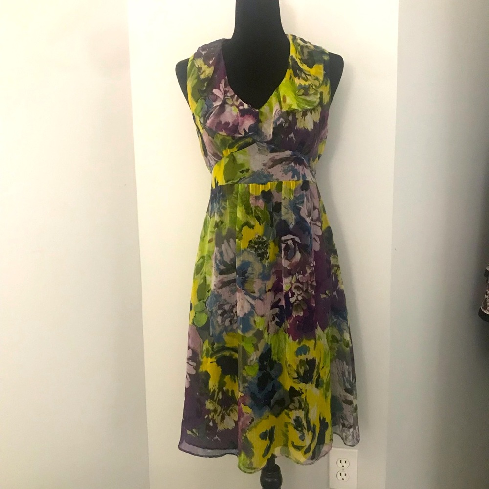 Lovely Loft V-Neck Midi Dress. Size 6